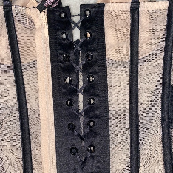 Limited Edition Black Lace Zip-Up Corset - Picture 8 of 10